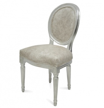 Ein silberner Stuhl