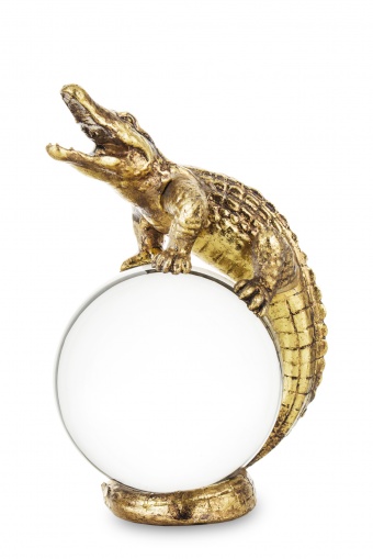 Figur eines Krokodils auf einer Kristallkugel