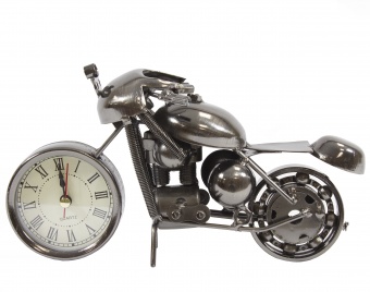 En Motorrad mit einer Uhr